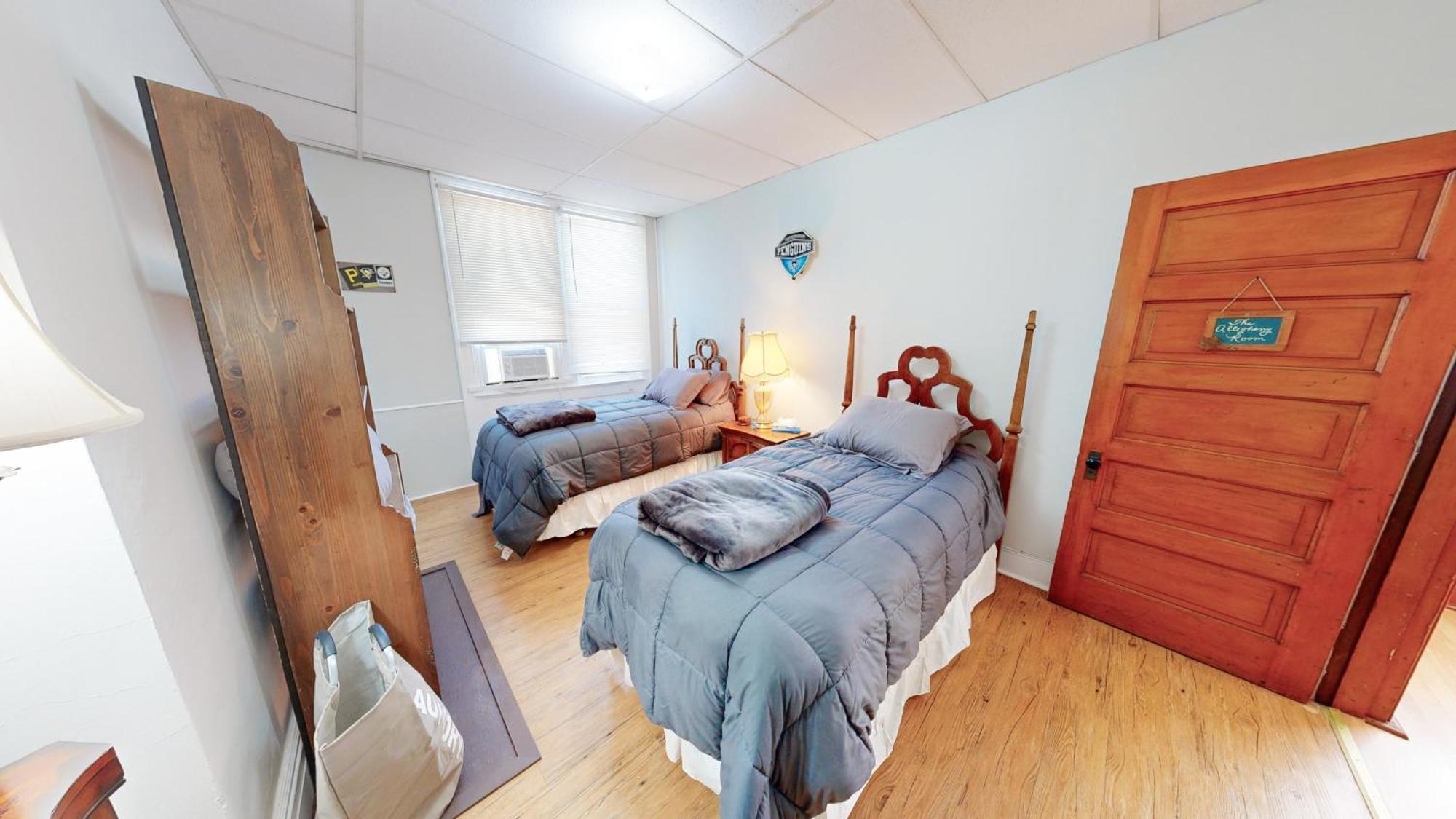 Сasa de vacaciones Entire Close To Events - Kid Friendly - Designated Dog & Cat Areas - Private Patio - Free Parking - Fireplace *