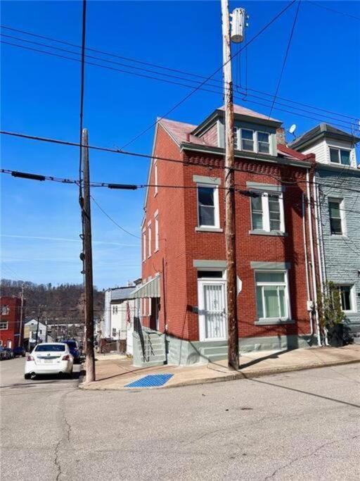 Entire Close To Events - Kid Friendly - Designated Dog & Cat Areas - Private Patio - Free Parking - Fireplace Сasa de vacaciones Pittsburgh