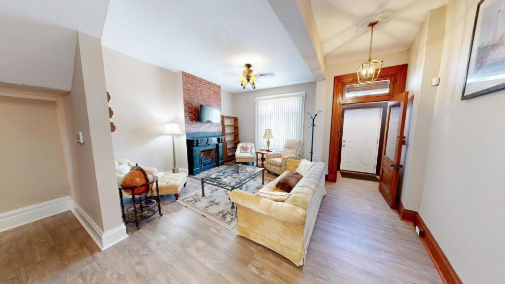 Entire Close To Events - Kid Friendly - Designated Dog & Cat Areas - Private Patio - Free Parking - Fireplace Pittsburgh